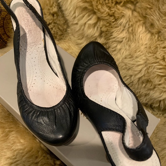 Adorable Locale black leather sling back shoes with leather interior. Size US 7 - Picture 4 of 10